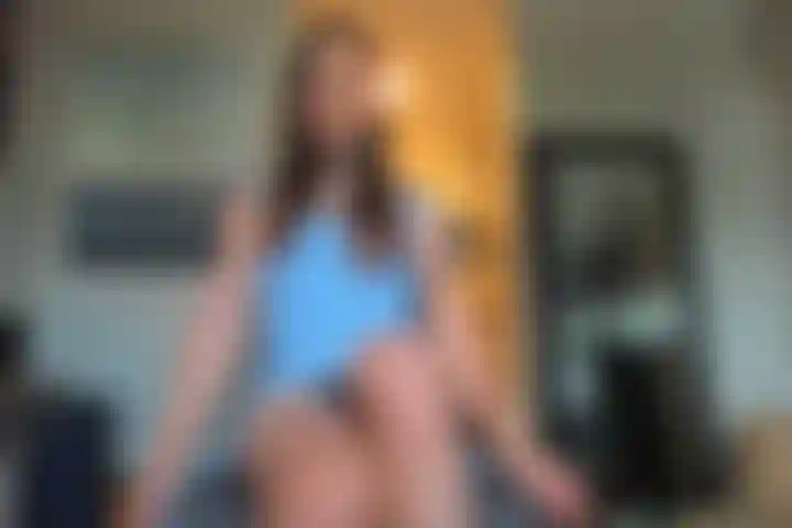 Branlant et éjaculant dans ma jolie robe bleue et ma queue de renard.