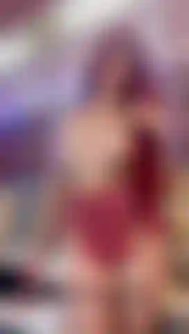 Je touche mes seins.