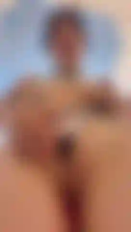 Je masturbe ma jeune chatte avec mes doigts.