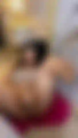 Je me masturbe sur le sol.