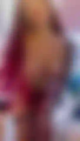 Frottant le gode contre ma chatte rose.