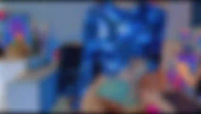 Tina joue avec son luxure.