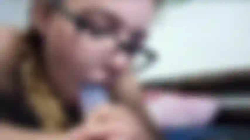 Une ado chevauchant un gros gode.