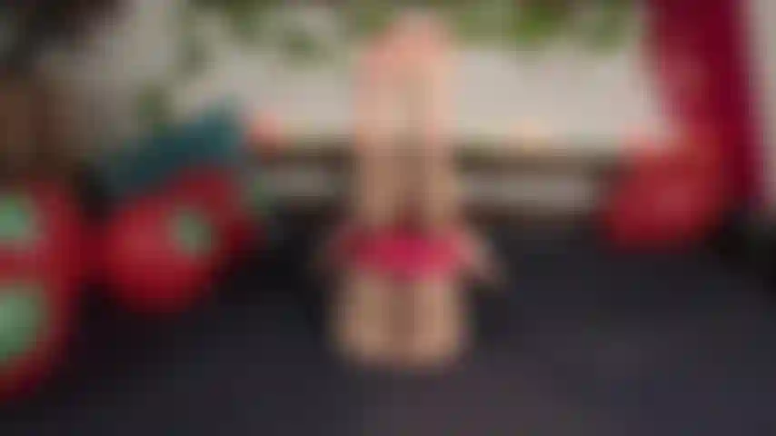 Des ballons à la fraise éclatent.