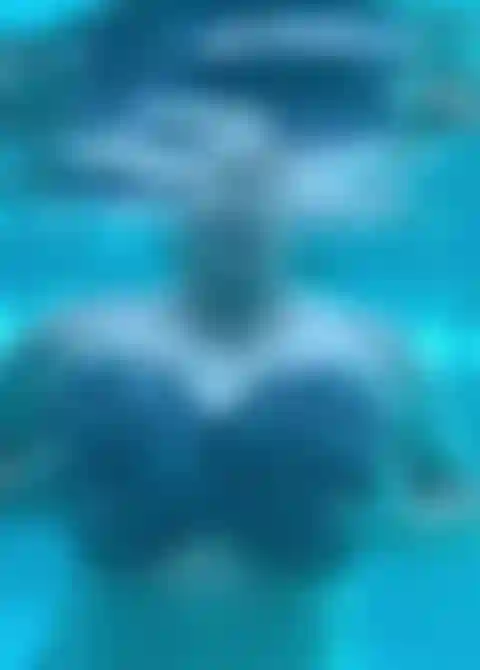 Sous l'eau, jeu de décolleté/seins.