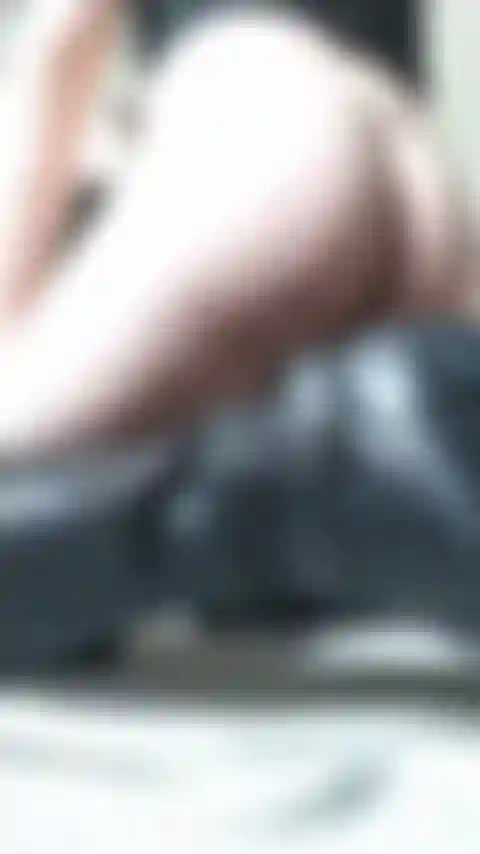 Montrant le cul en levrette et le trou écarté.