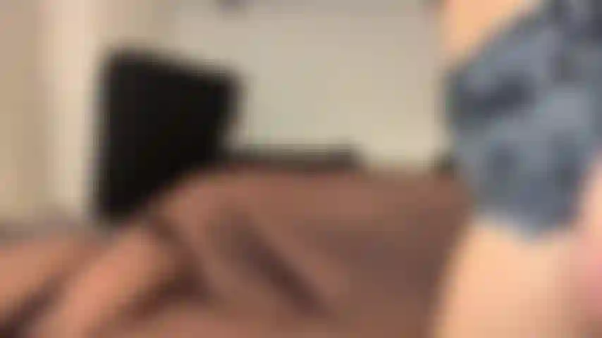 Nue taquine avant de jouer ;).