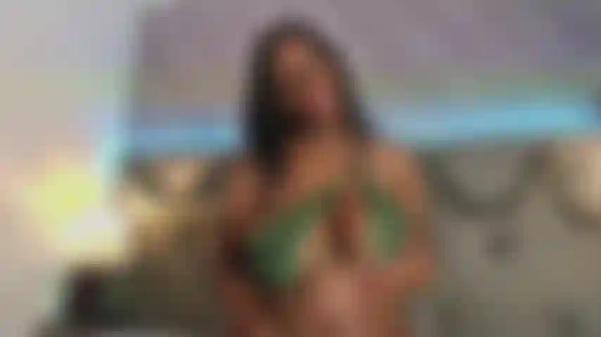 Je joue avec mes gros seins.