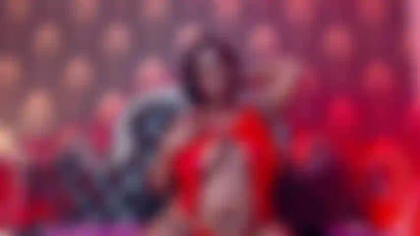 Je baise ma chatte fort et je gémis !