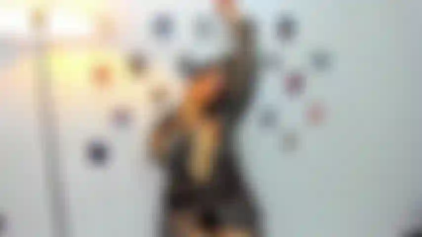 Je joue des seins avec plaisir sur mes tétons, j'utilise tous mes jouets pour toi( . )( . ).