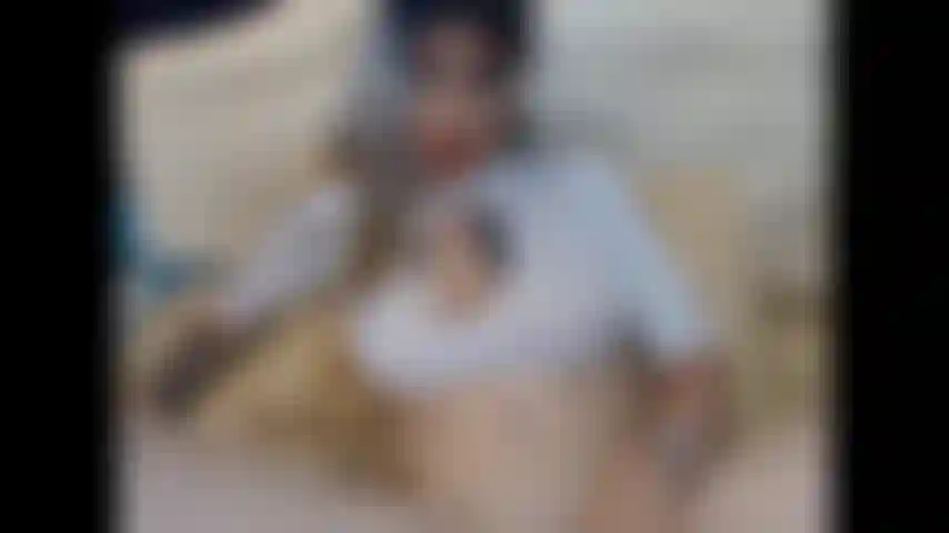 Jami prend son pied.