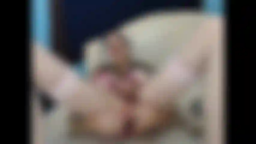 Jami silencieuse et discrète, vêtue de rose et de noir veut éjaculer à huis clos pour vous.