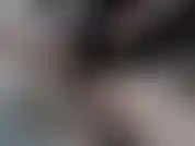 Courte vidéo avec jami éjacule sur un miroir et aime manger son pudding.