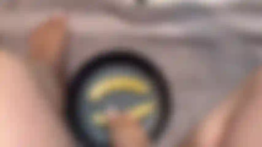 Je jouis sur mes pieds après avoir écrasé des bananes avec !