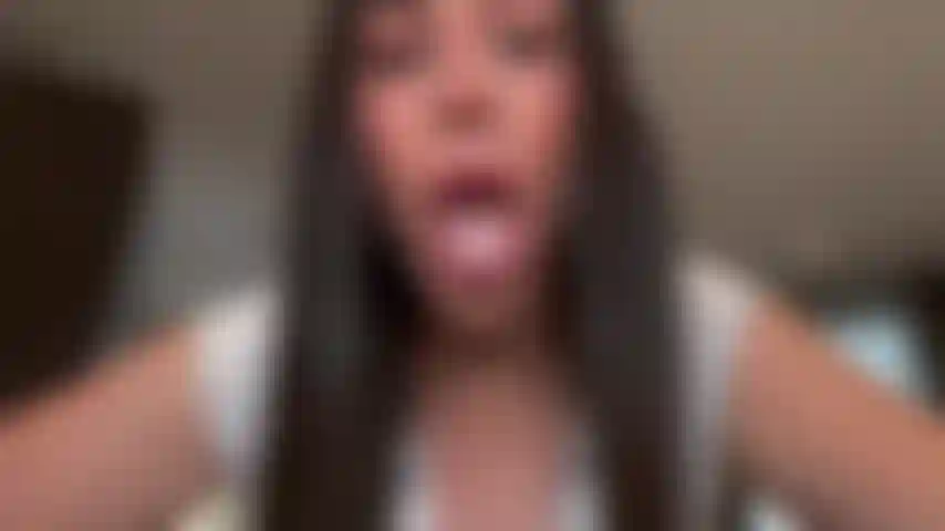 Une géante te lèche et te crache dessus !