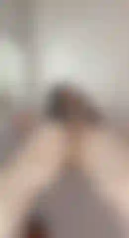 Exhibant ses cuisses + bavardage.