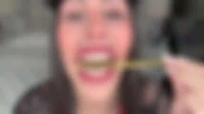 Une géante mord et lèche un crayon !