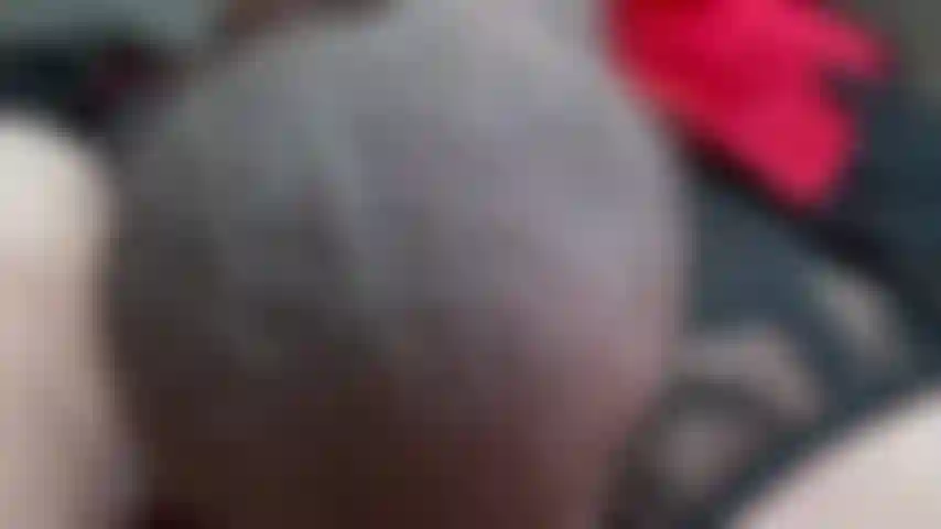 Je te tape mes couilles et ma bite jusqu'à ce que je jouisse !