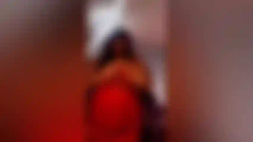 Trina exhibant des courbes.