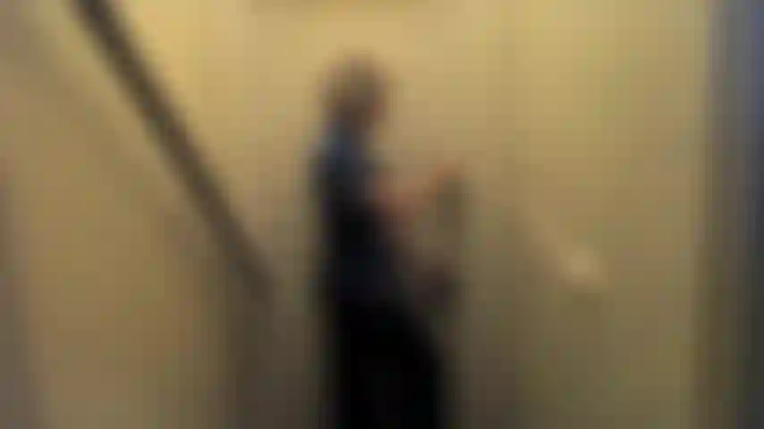 Strip-tease en robe chinoise en soie.