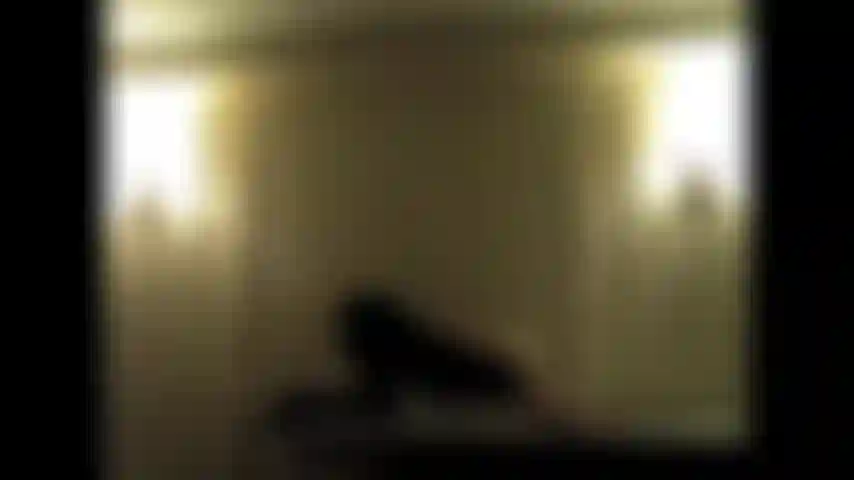 Étrange dominatrice avec fouet dans un immeuble étrange.