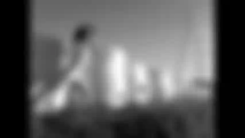 Danse en plein air en chemise blanche, collants blancs, noir et blanc.