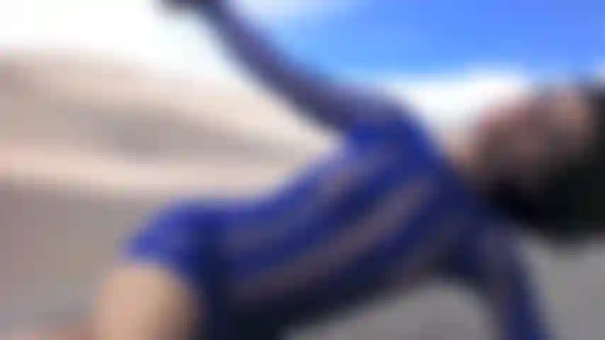 Dansant dans le parc national des grandes dunes de sable en spandex bleu.