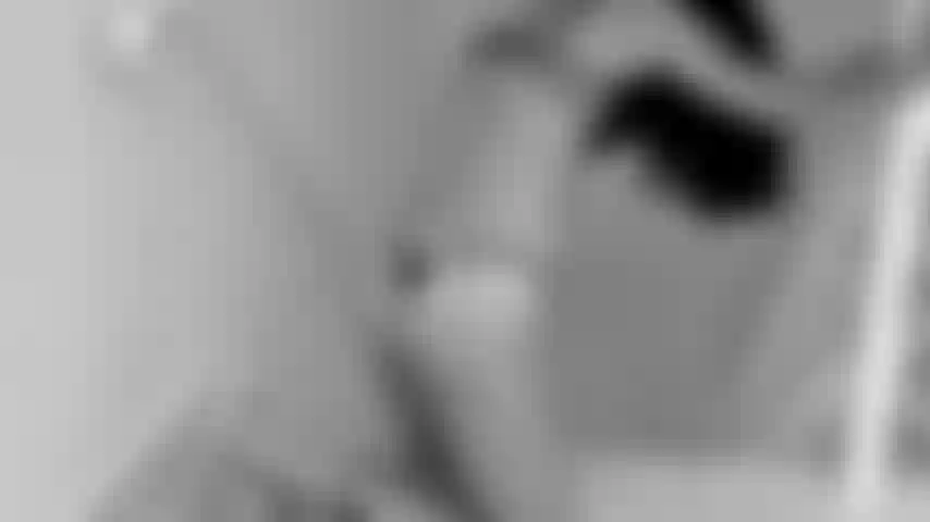 Vidéo d'art, petite brune au visage peint, lingerie noire.