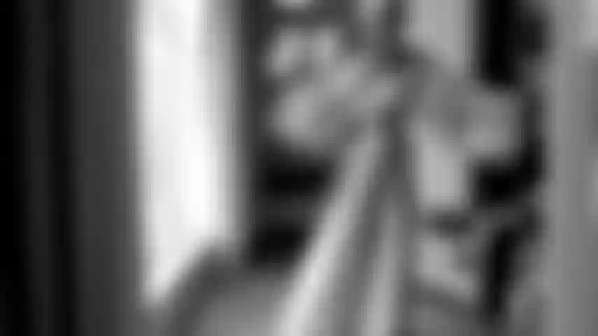 Striptease en lingerie noire.