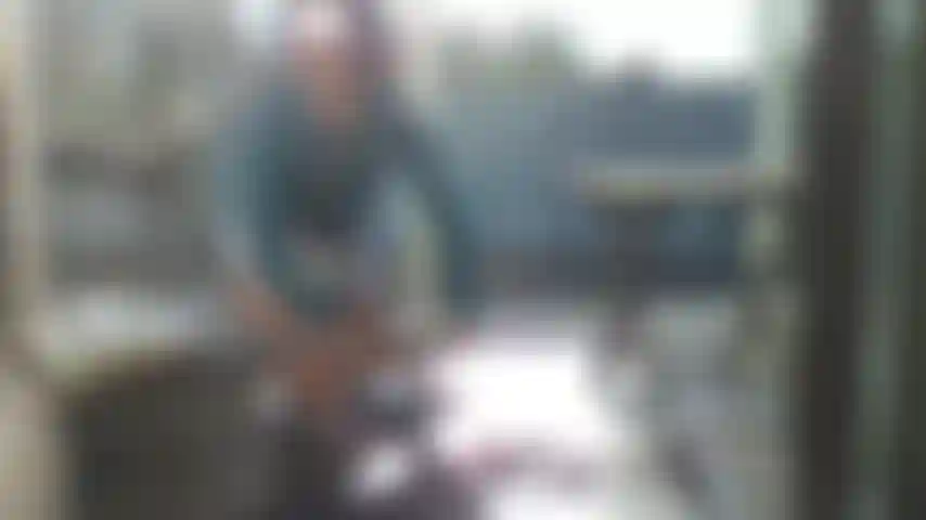 Vidéo d'art en mini jupe argentée, chemise en dentelle, cheveux courts, miami.