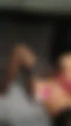 Regarde-moi gicler en utilisant un vibromasseur.