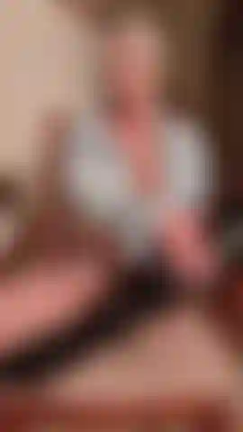 Des bas en cuir et résille - j'aime être une mauvaise fille sachant que tu me regardes. Ma chatte serrée et humide le veut vraiment !! Du cuir, des bas et du sperme qui feront exploser ta bite si fort pour moi !!