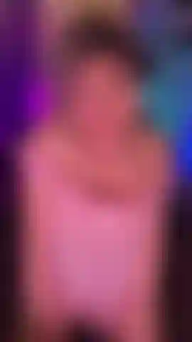 Jolie en rose ! (18 Min vid) hey chéri ! Voici une vidéo torride pour que tu te branles ta grosse bite dure...Viens me profiter pendant que je porte ma sexy lingerie rose vif tandis que ma chatte rose toute mouillée est tellement prête à squirter après avoir été doigtée et baisée si fort ! Goûte le jus sucré de ma chatte ! Après avoir été martelée et étirée si fort ! Oh putain papa !! Je n'en ai jamais assez de ta grosse bite dure et grasse dans ma chatte ! Mmm ! Jouis avec moi !