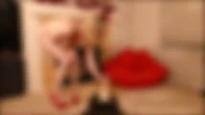 Mon nouveau jouet amusant !! J'aime la façon dont il fait gicler ma chatte et boucler mes orteils !! Mmm !!