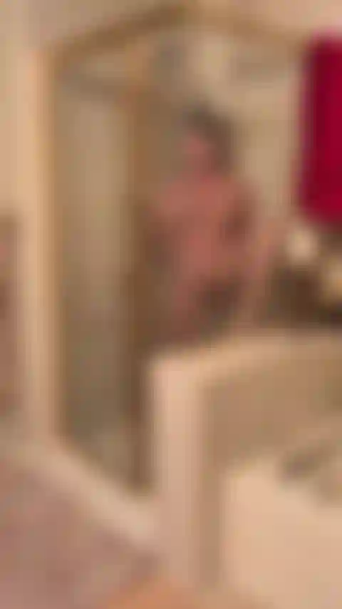 Quand j'ai attrapé mon voyeur espion et que j'ai réussi avec lui !! Mmm !! Je le fais caresser sa bite et jouir si fort pour moi pendant qu'il me regardait...