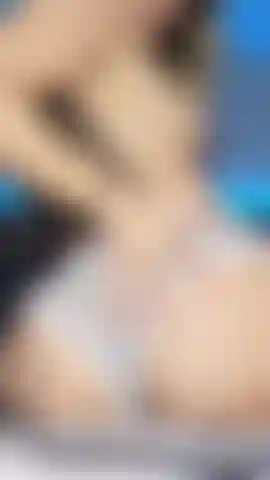 Joi avec des fesses et des pieds taquines.