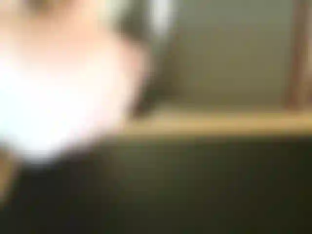 Je décharge une énorme éjaculation épaisse sur le bureau de mon ami !!!