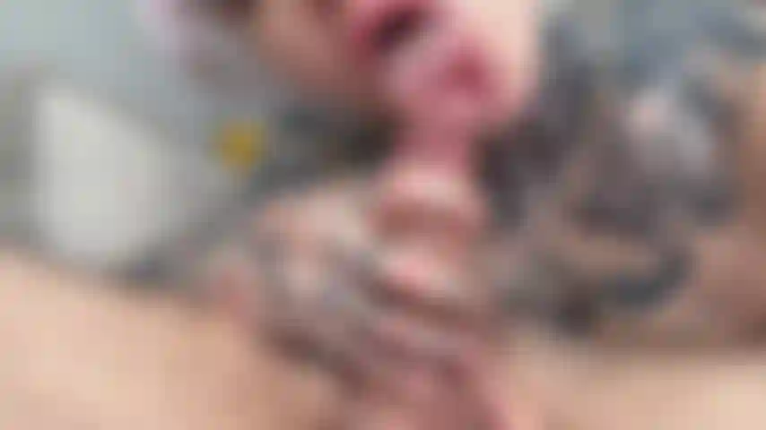 Je joue avec une bite et des couilles, crachat, langue en gros plan, éjaculation.