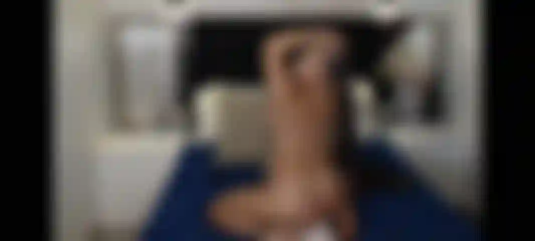 Chevauchant un gros jouet hd 3min.