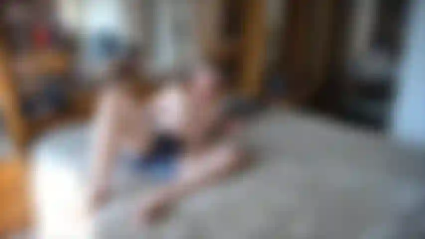 C'est une vidéo de 20 minutes de moi avec le cul en l'air sur mon lit. N'hésitez pas à me monter pendant que vous vous branlez ! Je suis à 4 pattes en attendant d'être monté. La vidéo est de 1920 x 1080. Je porte les sous-vêtements que vous voyez sur la photo de toute la vidéo.