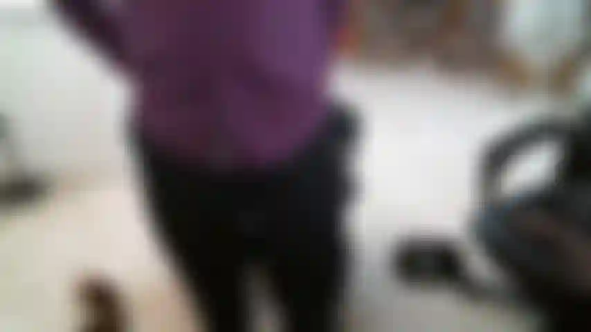 Séance de jeu de rôle webcam domination. Je prends une ceinture pour regarder du porno sur mon ordinateur.