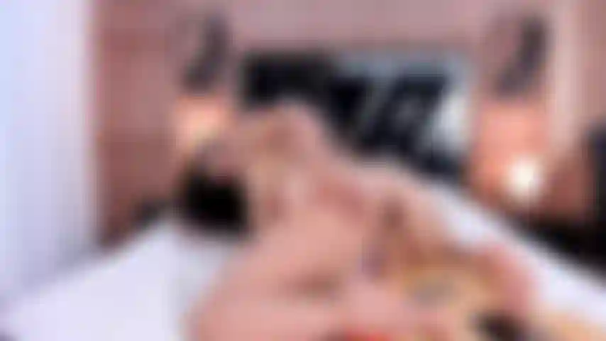 Je chevauche mon gode avec ma guitare.