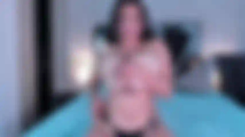 Mes énormes seins écrasent ta bite et reçoivent ton lait dans mes seins.