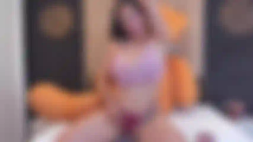 Twerk et montre des seins.