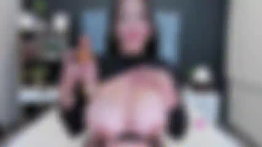 Comme j'aime que mes seins me voient pleins d'huile.