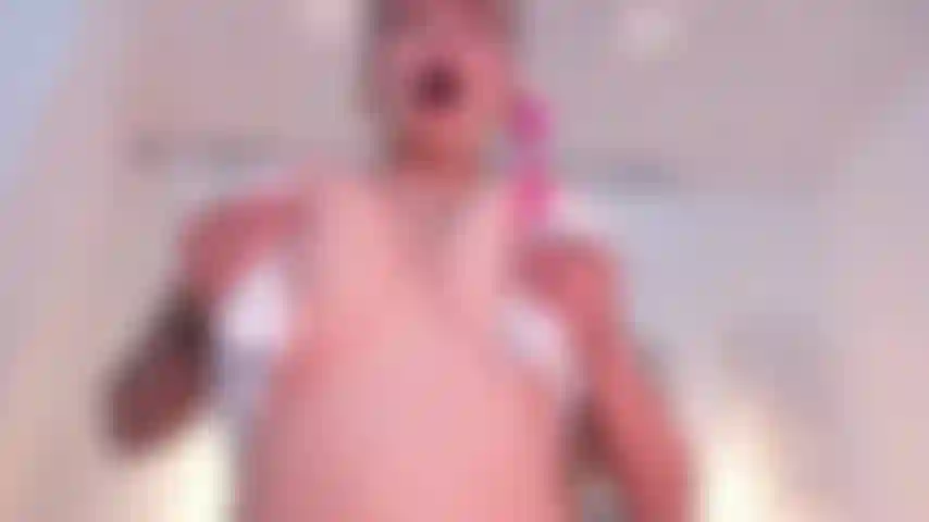 J'aime sentir la vibration de la richesse dans mes seins et sucer mon mamelon.