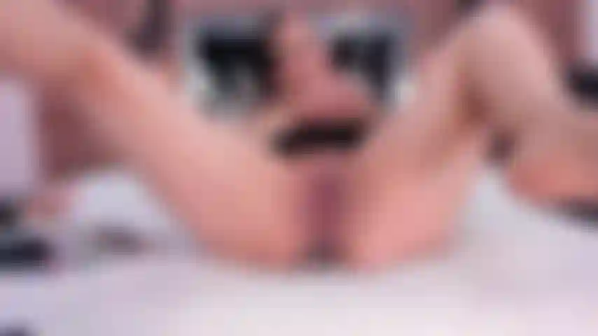 J'aime avoir mon gode dans le cul et me masturber la chatte avec mes doigts.