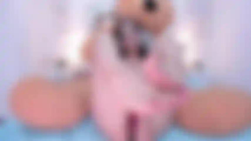 Massage des pieds pour une grosse et énorme bite.