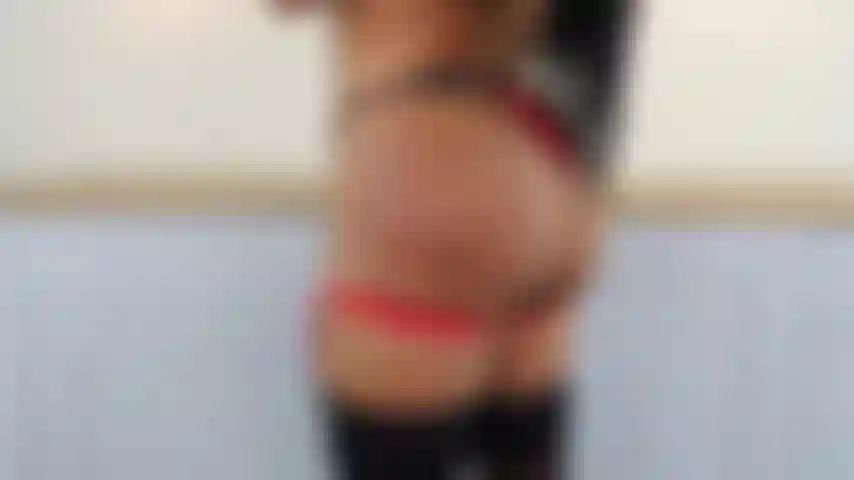 Une allumeuse de cuisine sexy montrant mes gros seins et mon butin.