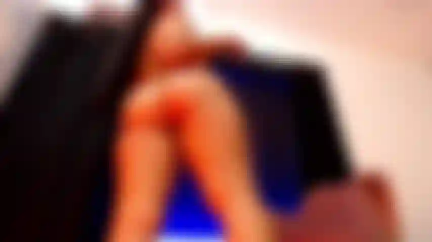 Huile dans mon gros cul et chevauche ta grosse bite.